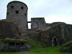 The mossy and crumbling remains of a Swedish castle built in 1309.  I ate lunch here and then carried on.  Speaking of eating, after nearly four months of trusty service, my flame-throwing stove kicked the bucket as I was about to prepare the millionth meal of pasta.  But don�t shed one tear - I�m not.  I'm actually glad it died.  Heck, I�ll probably go back and dance on its grave.  I was always having to haul it all over creation, and it took up a good deal of volume, added weight and made everything in that pannier smell like gasoline.  So now it�s a new menu - like cold beans and brocolli wrapped in a corn tortilla in the evening.  It is great, seriously, and now people will not see strange flames leaping from the woods in the evening when I am preparing meals.  (10-18-04)