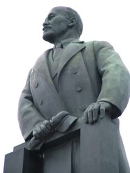While other statues of Lenin have been carted away, destroyed, or deposited in amusement parks such as Lithuania�s Soviet Sculpture Park where people can view the remainders of what once was, Lenin is alive and kicking in Belarus.  This towering statue was located in Ploshcha Nezalezhnasti, one of the main squares in Minsk�s center. (12-19-04) 