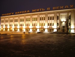 The Minsk hipsters seemed more with it than those in Scandanavia, at least I liked their sense of style more.  But the choice of entertainment seemed less inspiring -  mainly it was drinking beer on the giant city square with a giant TV screen playing state news for ambiance.  This is the unpopulated eastern end of the square.  (12-19-04)