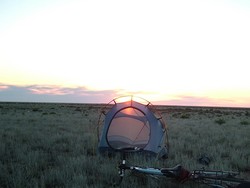 That second night I again set up on the open plain, and had a really peaceful night of sleep with the best dream of the whole trip � the kind that is so good that the feeling lingers the whole day when you wake up.  Man that was a cool dream.  (6-04-05)
