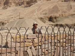 Hatshepsut temple (Sounds like 'hot chicken soup'